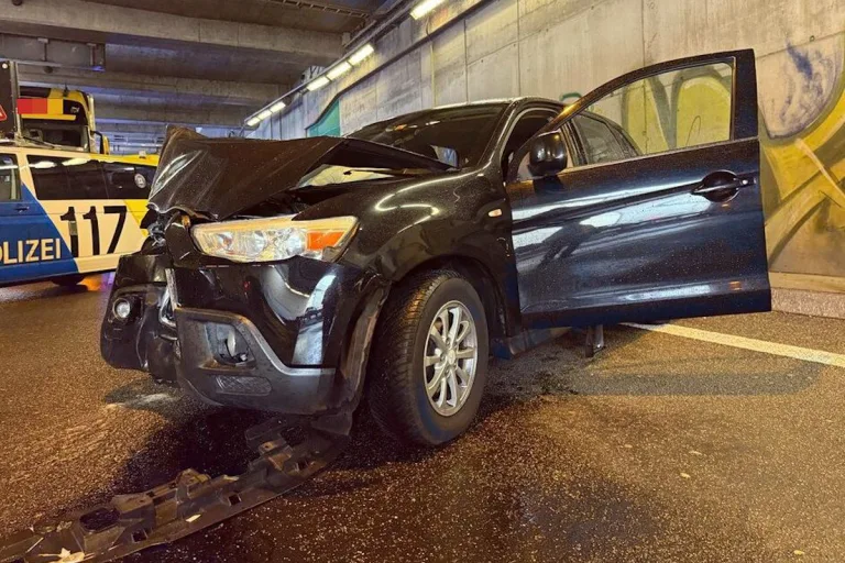 A3 Basel – Drei Verletzte bei Kollision von Auto mit Aufpralldämpfer