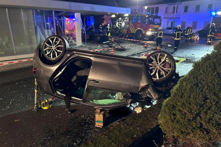 Olsberg NW – Drei Schwerverletzte nach Kollision mit Schaufenster