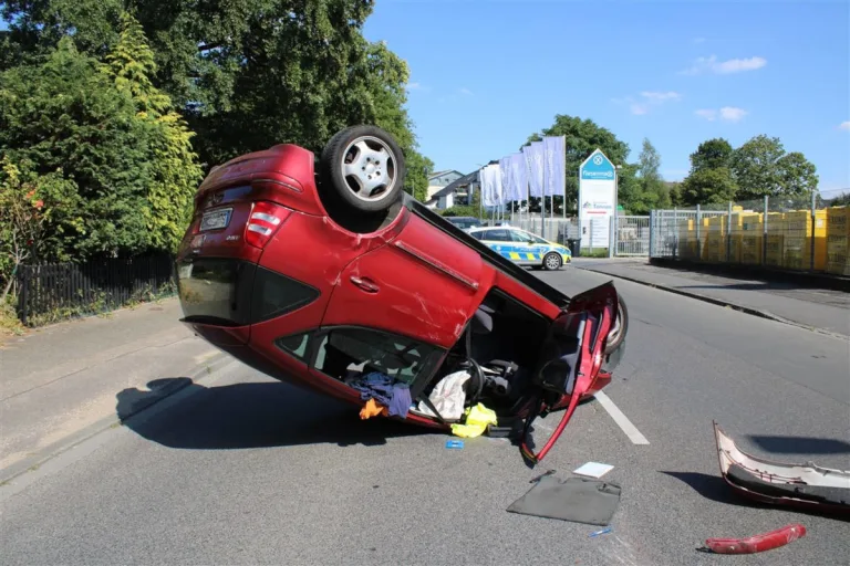 Bergisch Gladbach – 19-Jähriger überschlägt sich mit Auto