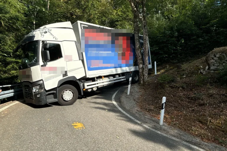 Welschenrohr SO – Lastwagen bleibt in Kurve stecken