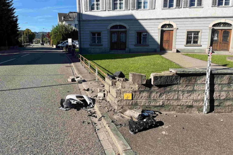 Gossau SG - Auto prallt in Mauer – Lenker  fahrunfähig