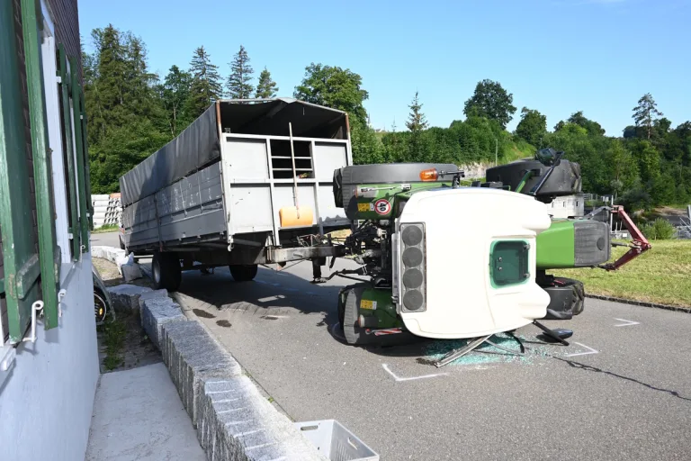 Unfall in Bazenheid SG – Jugendlicher kippt mit Traktor um