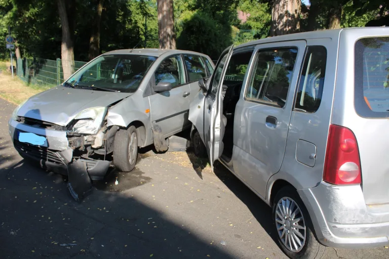 Siegburg NW – 17-Jähriger verunfallt mit fremden Auto 