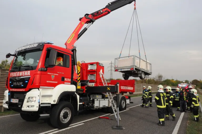 B11 Biedermannsdorf – Beschädigter Anhänger musste von Feuerwehr geborgen werden