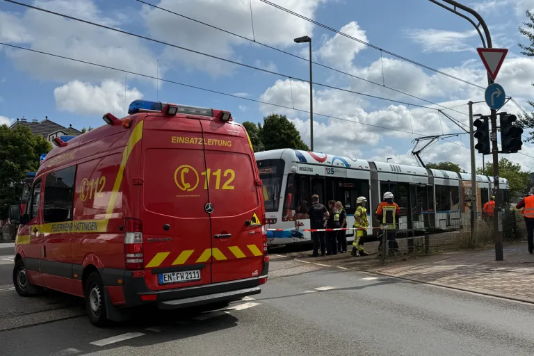 Hattingen NW – Fußgänger von Straßenbahn erfasst und tödlich verletzt