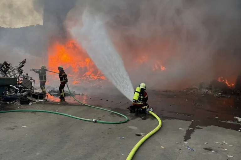Lucens VD – Lagerhaus einer Recyclingfirma in Brand