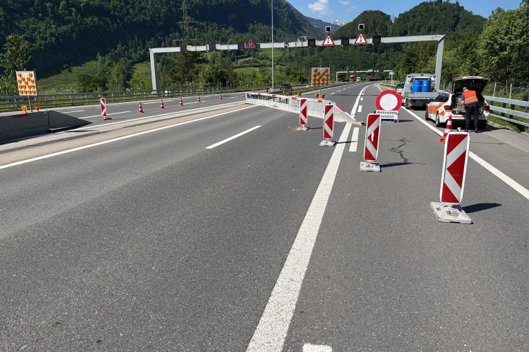Walenstadt SG – Bei Unfall auf der A3 gegen Baustellenleitplanke geprallt
