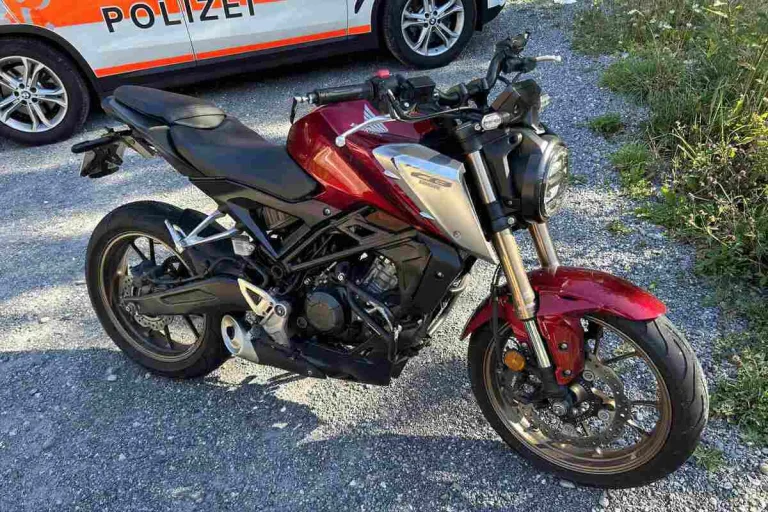 Schachen bei Reute AR - Zwei Motorradfahrer stürzen wegen Öl auf der Fahrbahn