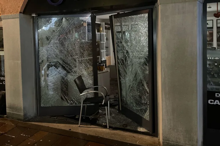 Winterthur ZH  - Mit gestohlenem Auto Eingangstüre von Schmuckgeschäft gerammt und Laden ausgeraubt