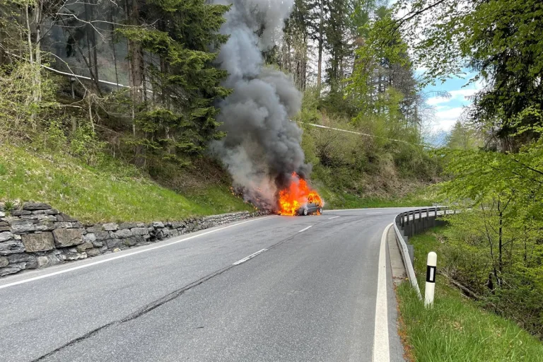Fahrzeugbrand  in Chur – Feuerwehr verhindert Brandausweitung auf Wald