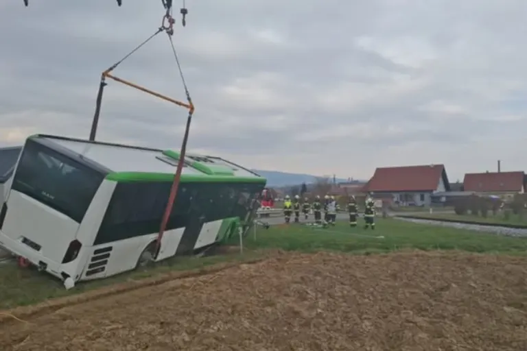 Stainz – Linienbus rutscht bei Unfall in Graben