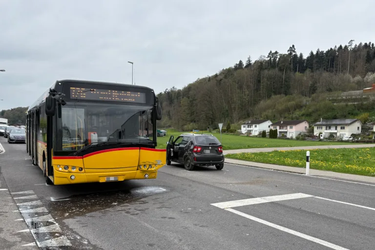 Züberwangen SG – Kollision zwischen Auto und Postauto
