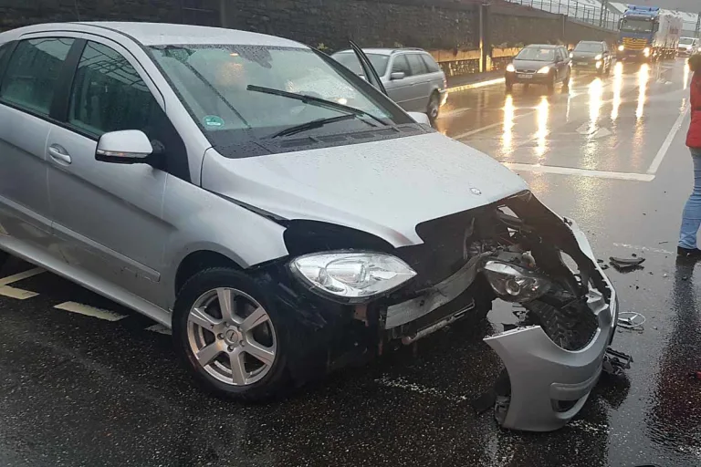 Wissen - Kollision zwischen Mercedes und Ford