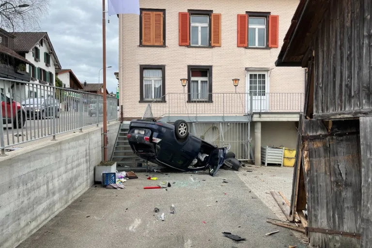 Engelburg SG - Auto landet bei Selbstunfall auf dem Dach