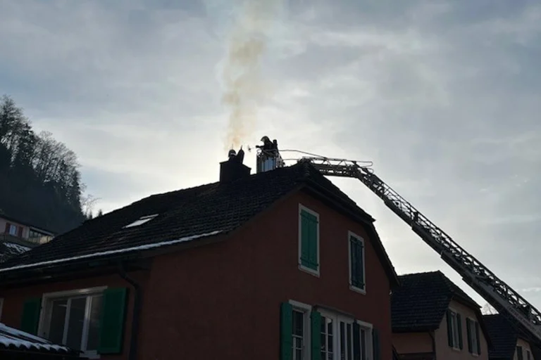 Saint-Ursanne JU – Feuerwehr löscht Brand von Kamin