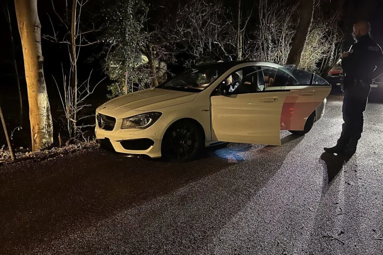 Liestal BL / Kaiseraugst AG - Mit gestohlenem Mercedes vor der Polizei geflüchtet