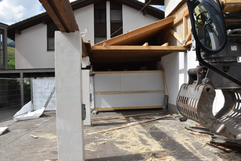 Savognin GR - Mann stürzt vom Dach auf den Asphalt - Rega im Einsatz