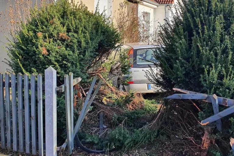 Ahlen - PKW fährt vor Hauswand