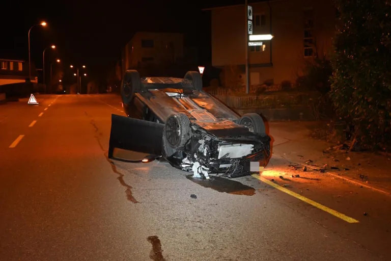 Niederuzwil SG – Auto überschlägt sich bei Unfall