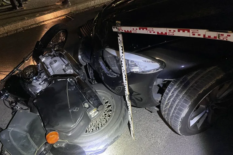 Münchenstein BL - Unfall zwischen Personenwagen und Motorrad führte zu Verkehrsbehinderungen