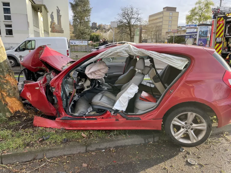 Saarbrücken: Verkehrsunfall mit eingeklemmter Person – Schaulustige behindern Bergung