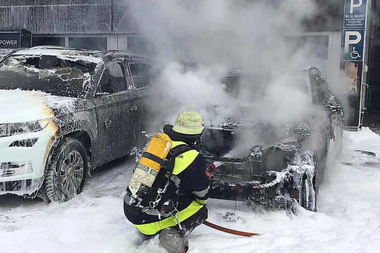 München - Elektrofahrzeug geht in Flammen auf