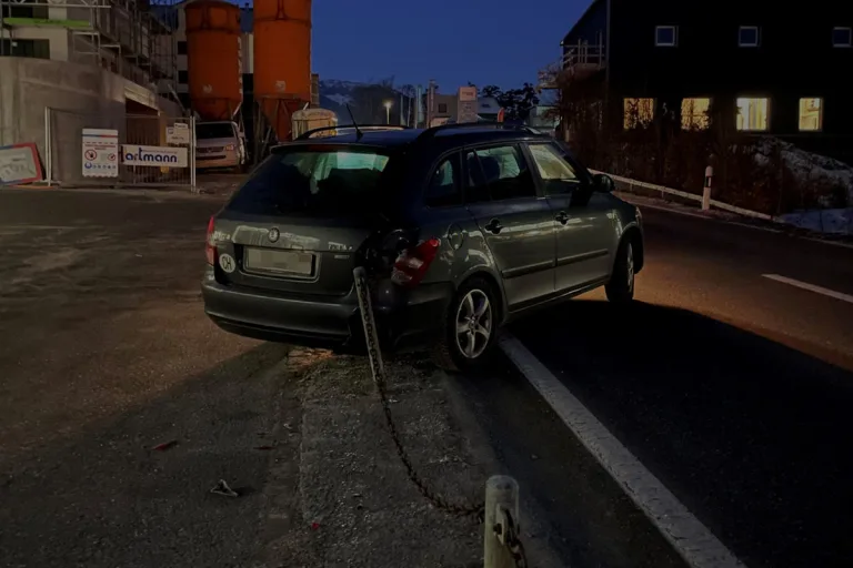 Trimmis GR – Personenwagen rollt  führerlos von Parkplatz auf Hauptstrasse