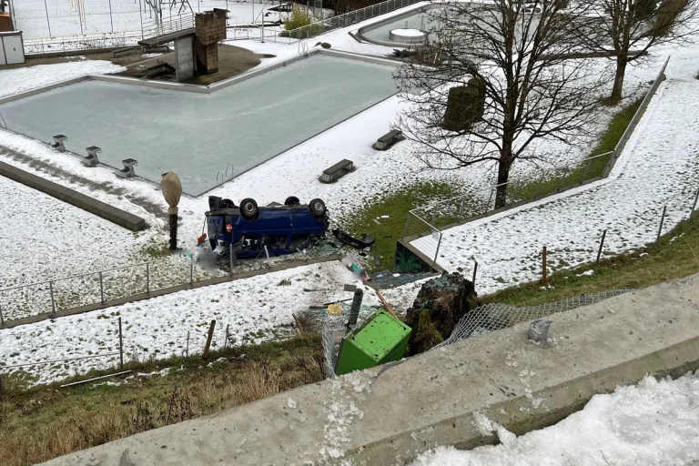 Wolhusen LU – Auto stürzt bei Unfall Hang hinunter