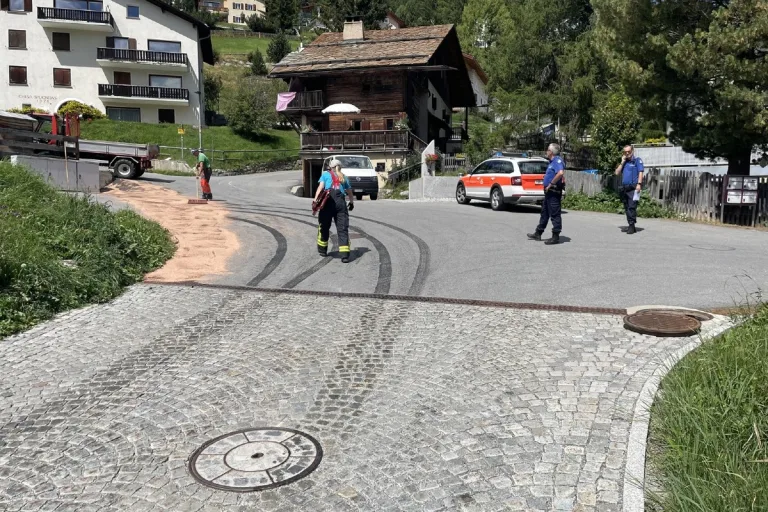 Zuoz GR - Feuerwehreinsatz wegen beschädigter Hydraulikölwanne