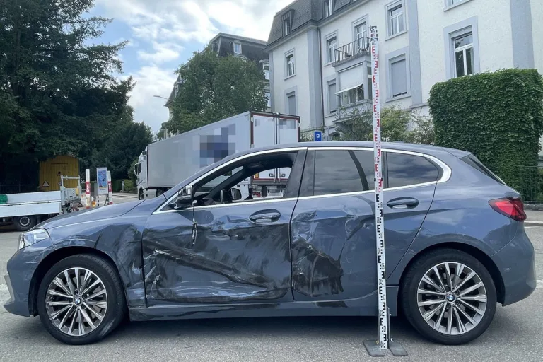 St.Gallen - Unfall zwischen einem Lastwagen und einem Auto