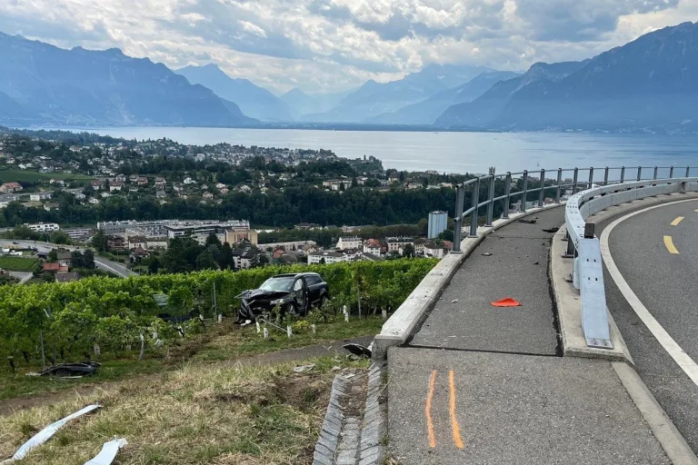 Corsier-sur-Vevey VD – Auto landet bei Unfall  in Weinberg – Mitfahrer schwer verletzt