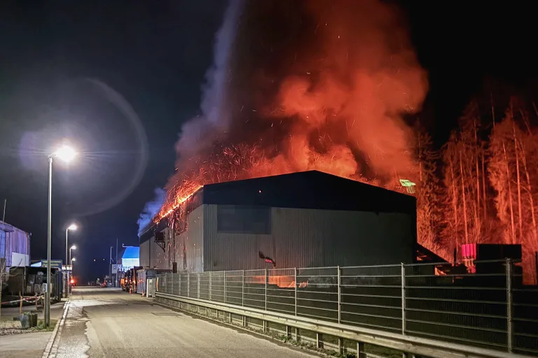 Grossaufgebot in Bubendorf BL wegen Brand in Entsorgungsfirma