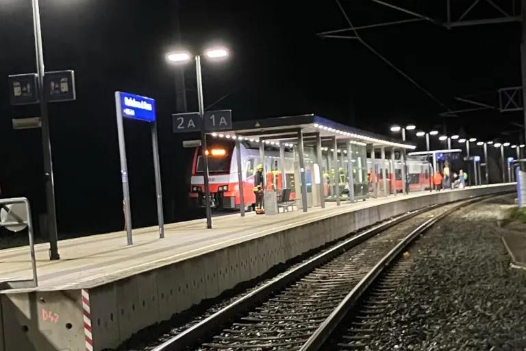 Neuhofen an der Krems OÖ – Frau unter Zug eingeklemmt
