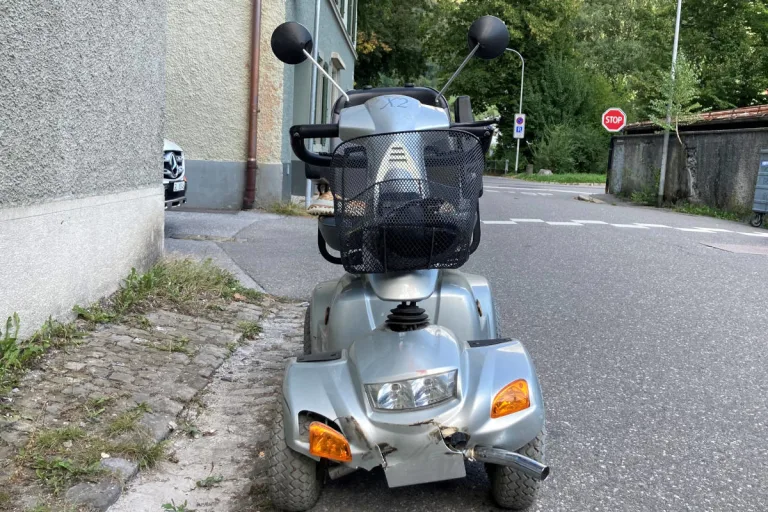 Stadt Glarus – Kollision zwischen Auto und Elektro-Rollstuhl