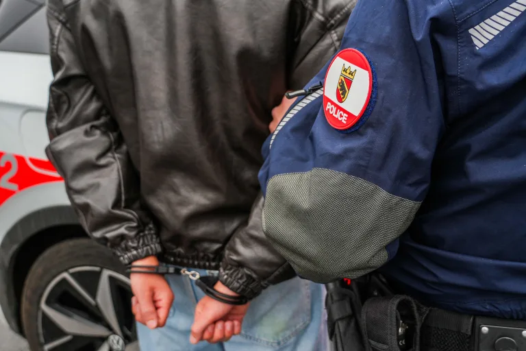 Port BE – Einbrecher auf frischer Tat erwischt