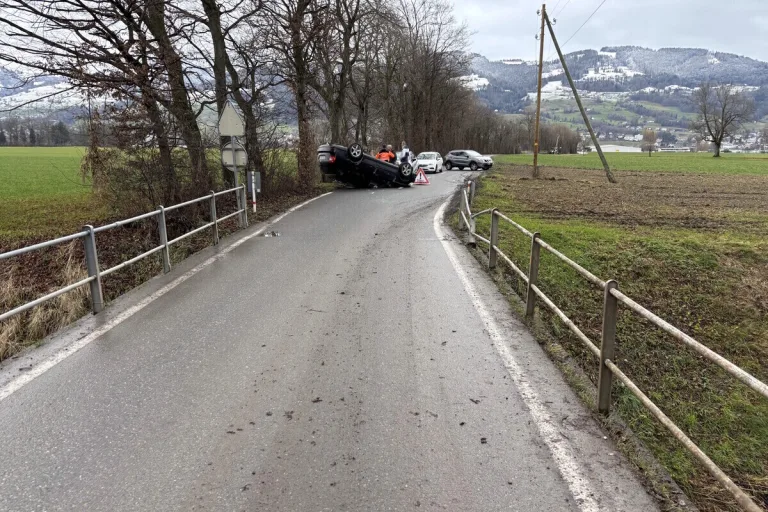 Marbach SG – Auto überschlägt sich bei Unfall