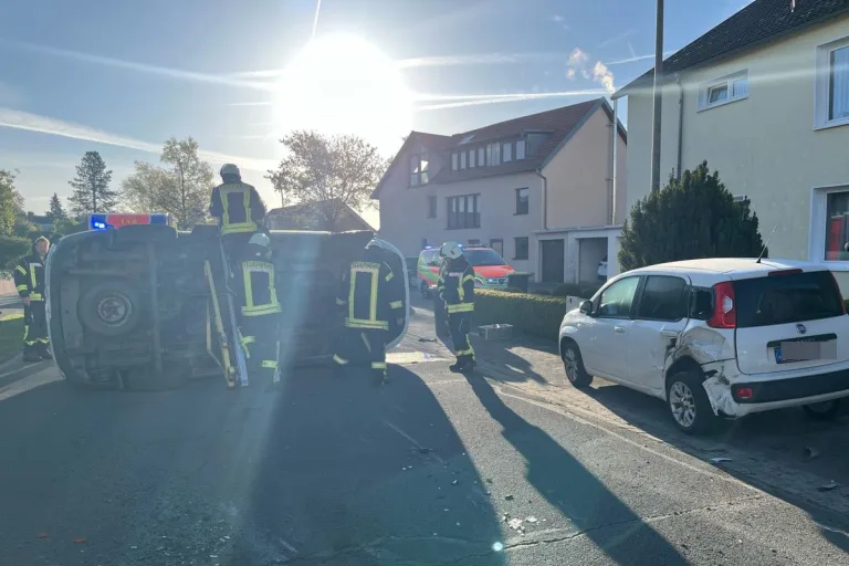 Borgentreich – Fahrer und zwei Kinder nach Alleinunfall verletzt