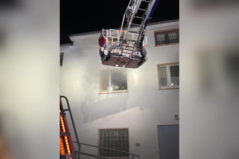 Bergisch Gladbach – Zimmerbrand in Mehrfamilienhaus in der Stadtmitte