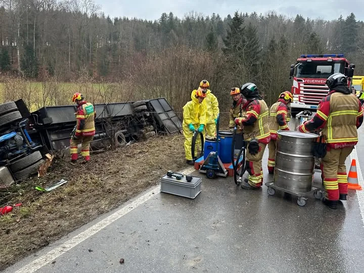 Rapperswil BE – Lkw kippt bei Unfall um