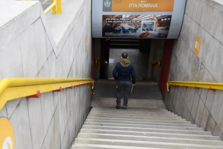 Mailand - 17-Jähriger in Metro mit Messer bedroht, ausgeraubt und sexuell missbraucht!