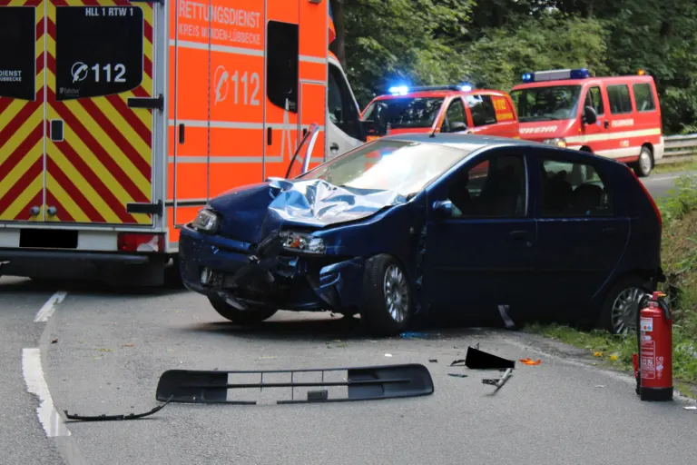 Hille NW – Fahrerin (83) kollidiert mit Einsatzfahrzeug