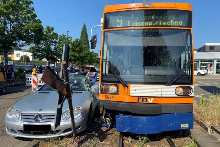 Bad Dürkheim RP - Kollision mit einer Straßenbahn 