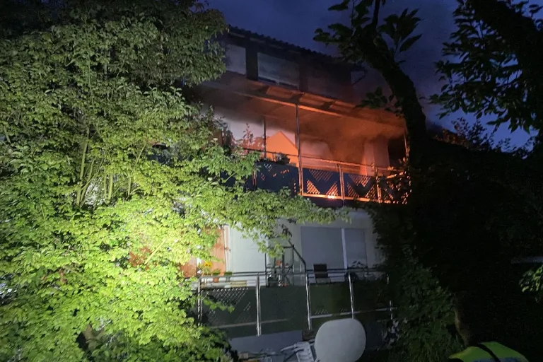 Brand in Arlesheim BL - Feuer in Mehrfamilienhaus erfordert Feuerwehreinsatz