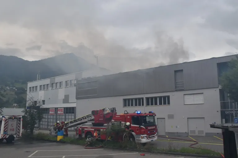 Malans GR - Brand in Gewerbehalle konnte gelöscht werden