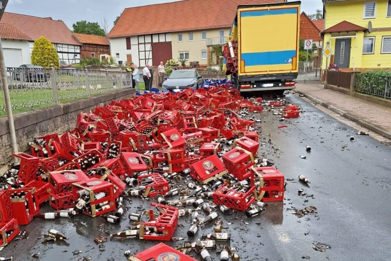 Edesheim - Lkw verliert Bier-Ladung 