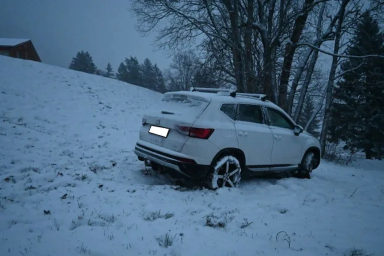 Triesenberg – Selbstunfall auf schneebedeckter Fahrbahn