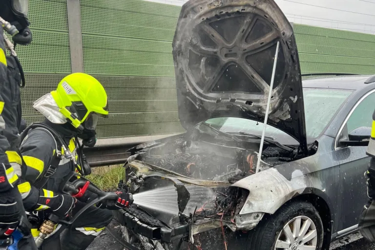Kindberg ST – Motorraum eines Fahrzeugs in Brand