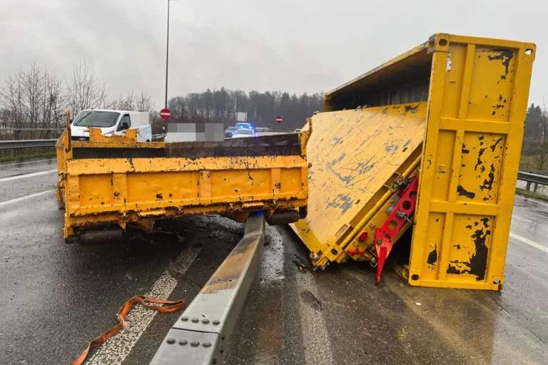A1/Mägenwil AG - Lastwagen verliert Ladung während der Fahrt