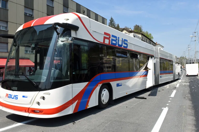 Luzern - Mehrere verletzte Personen bei Kollision zwischen Bus und Auto 