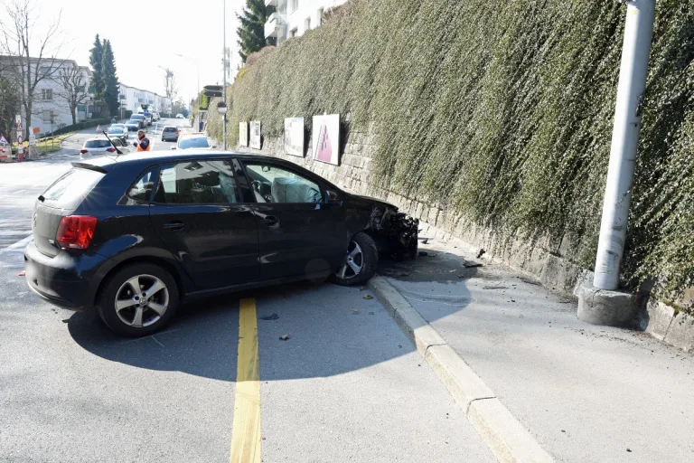 Stadt Luzern - Autofahrerin bei Unfall verletzt
